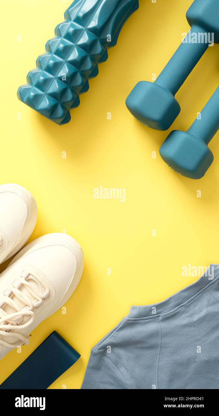 Attrezzatura sportiva femminile e roba su sfondo giallo. Concetto di stile di vita attivo. Sport blog verticale banner design. Foto Stock