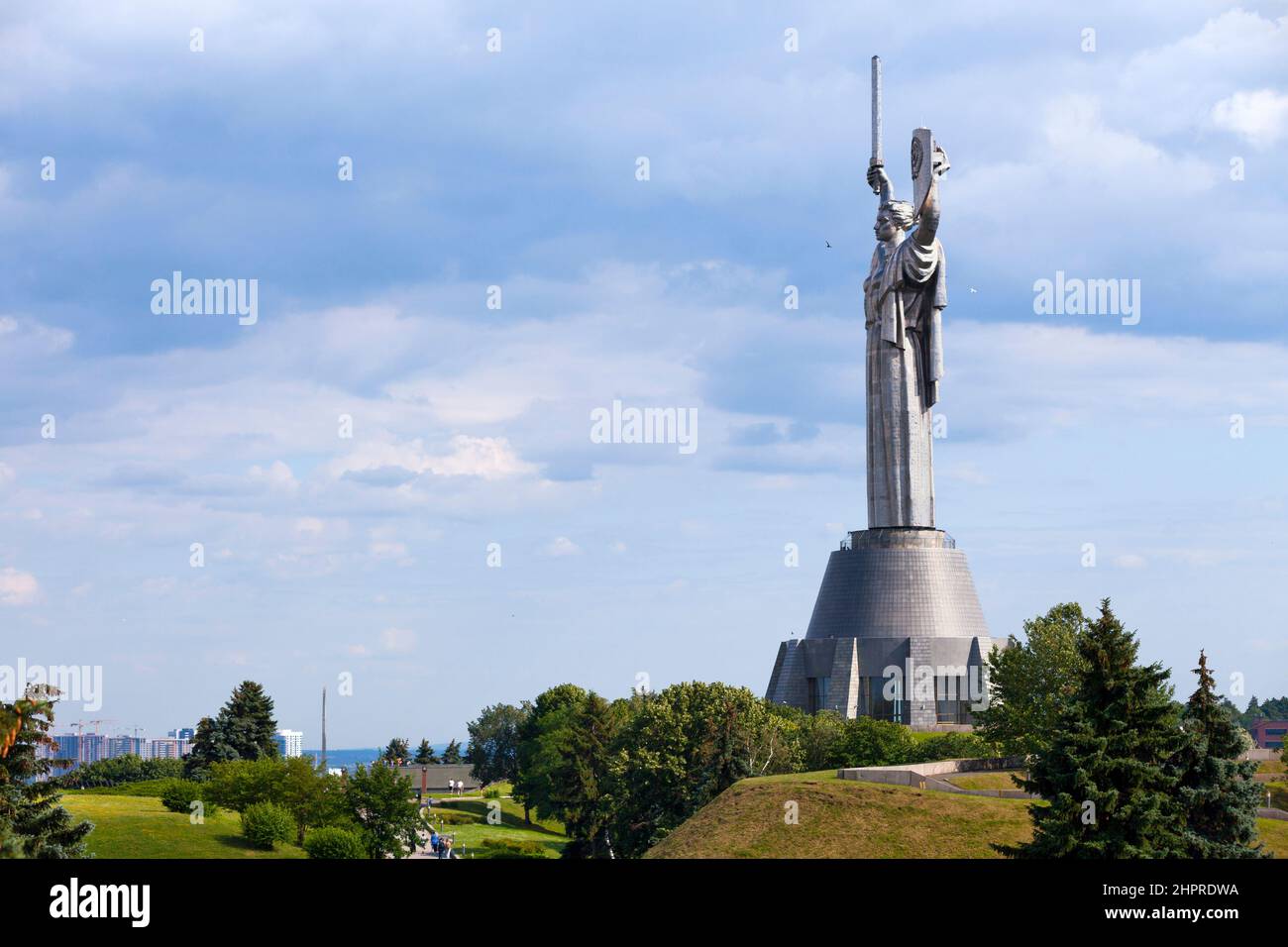 Kiev, Ucraina - Luglio 04 2018: Il Monumento della Patria è una statua monumentale alta 62 m (203 piedi). La sua struttura complessiva misura 102 m (335 ft) incluso Foto Stock
