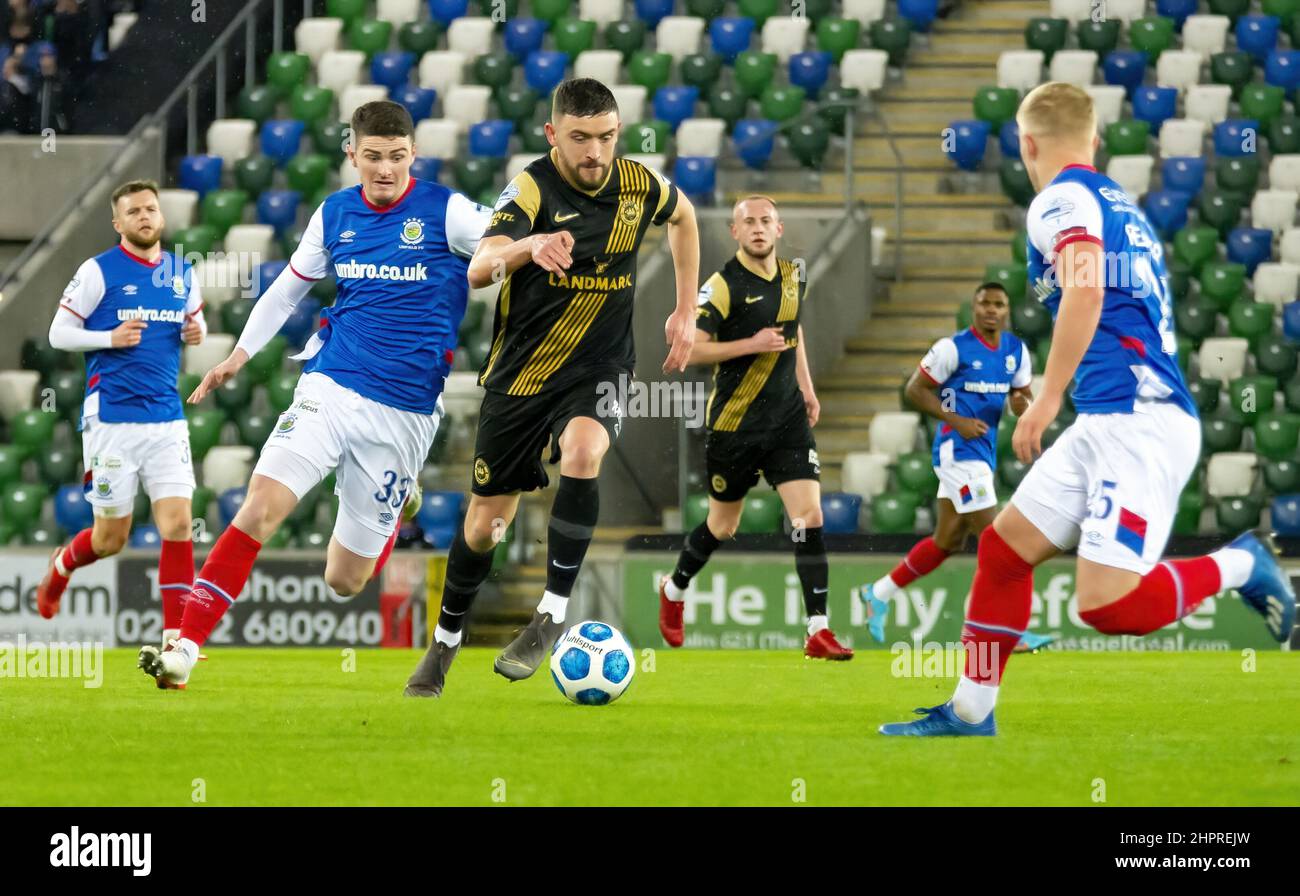 Linfield Vs Larne nella Danske Bank Premiership, martedì 8th febbraio 2022 a Windsor Park, Belfast. Foto Stock