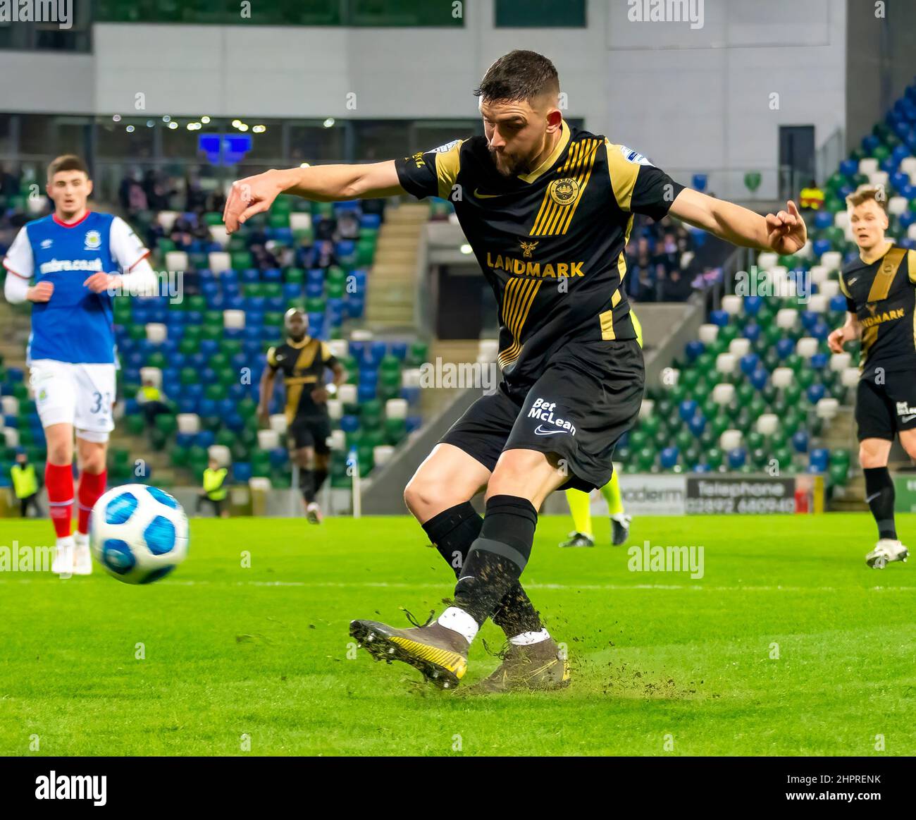 Linfield Vs Larne nella Danske Bank Premiership, martedì 8th febbraio 2022 a Windsor Park, Belfast. Foto Stock