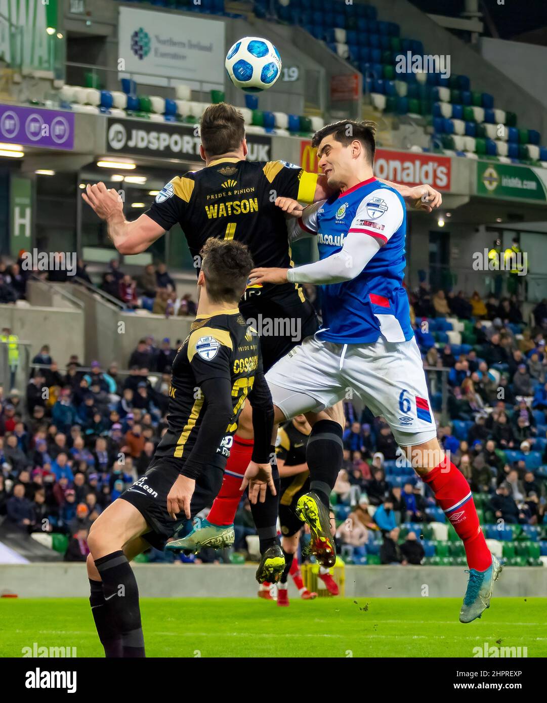 Linfield Vs Larne nella Danske Bank Premiership, martedì 8th febbraio 2022 a Windsor Park, Belfast. Foto Stock