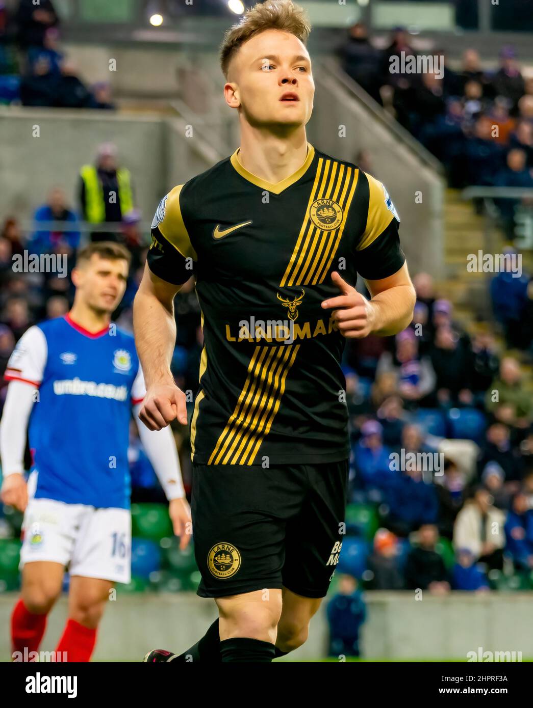 Linfield Vs Larne nella Danske Bank Premiership, martedì 8th febbraio 2022 a Windsor Park, Belfast. Foto Stock