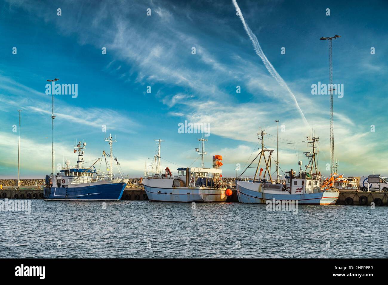 Navi da pesca barche nel porto di Hanstholm sulla costa del Mare del Nord in Danimarca Foto Stock