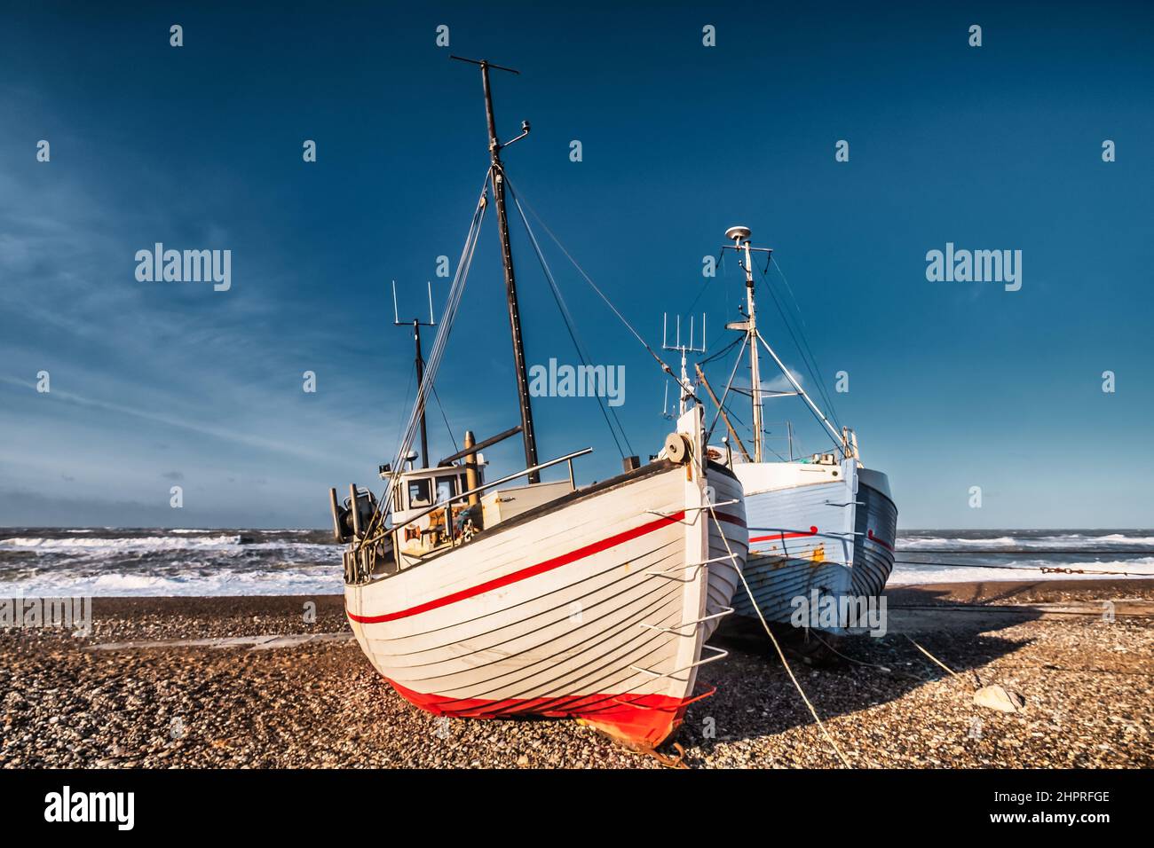Piccole barche da pesca sul luogo di sbarco della spiaggia di Lild sulla costa del mare del Nord, Danimarca Foto Stock