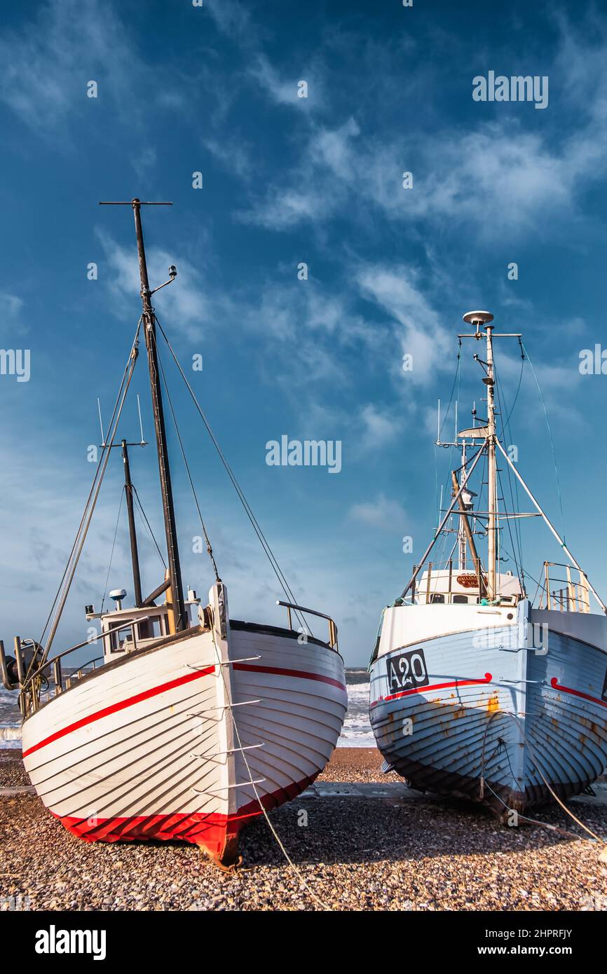 Piccole barche da pesca sul luogo di sbarco della spiaggia di Lild sulla costa del mare del Nord, Danimarca Foto Stock