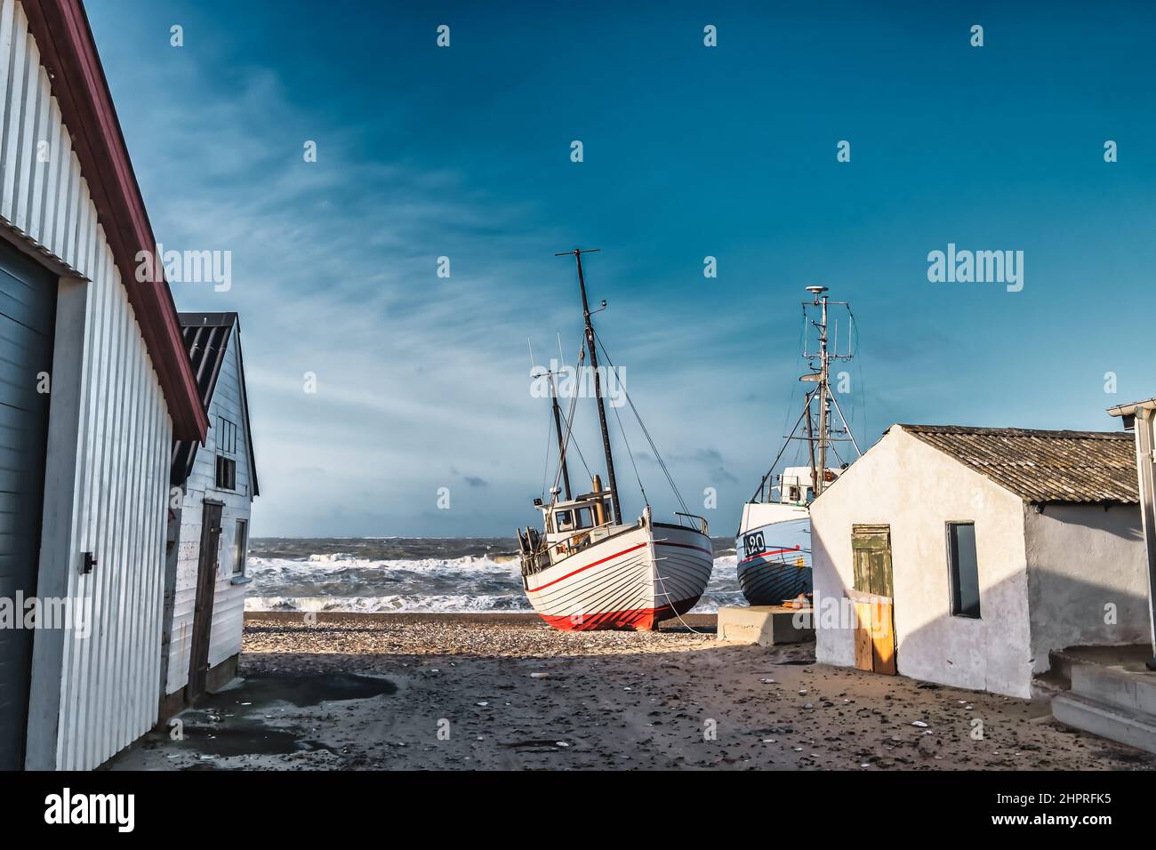 Piccole barche da pesca sul luogo di sbarco della spiaggia di Lild sulla costa del mare del Nord, Danimarca Foto Stock