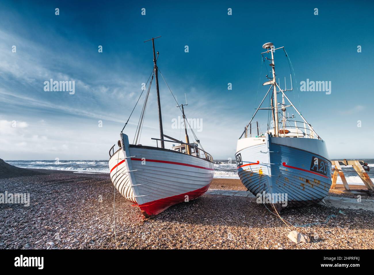 Piccole barche da pesca sul luogo di sbarco della spiaggia di Lild sulla costa del mare del Nord, Danimarca Foto Stock