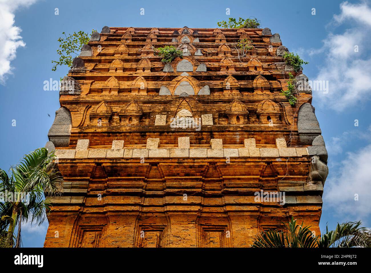 Cima della Cham Tower contro un cielo blu in Quy Nhon. Foto Stock