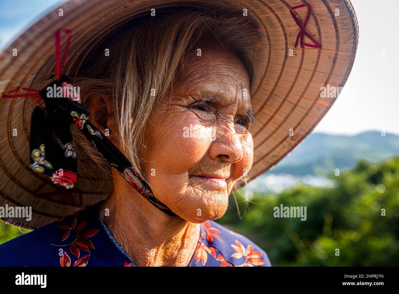 Signora vietnamita custode di Cham rovine. Foto Stock