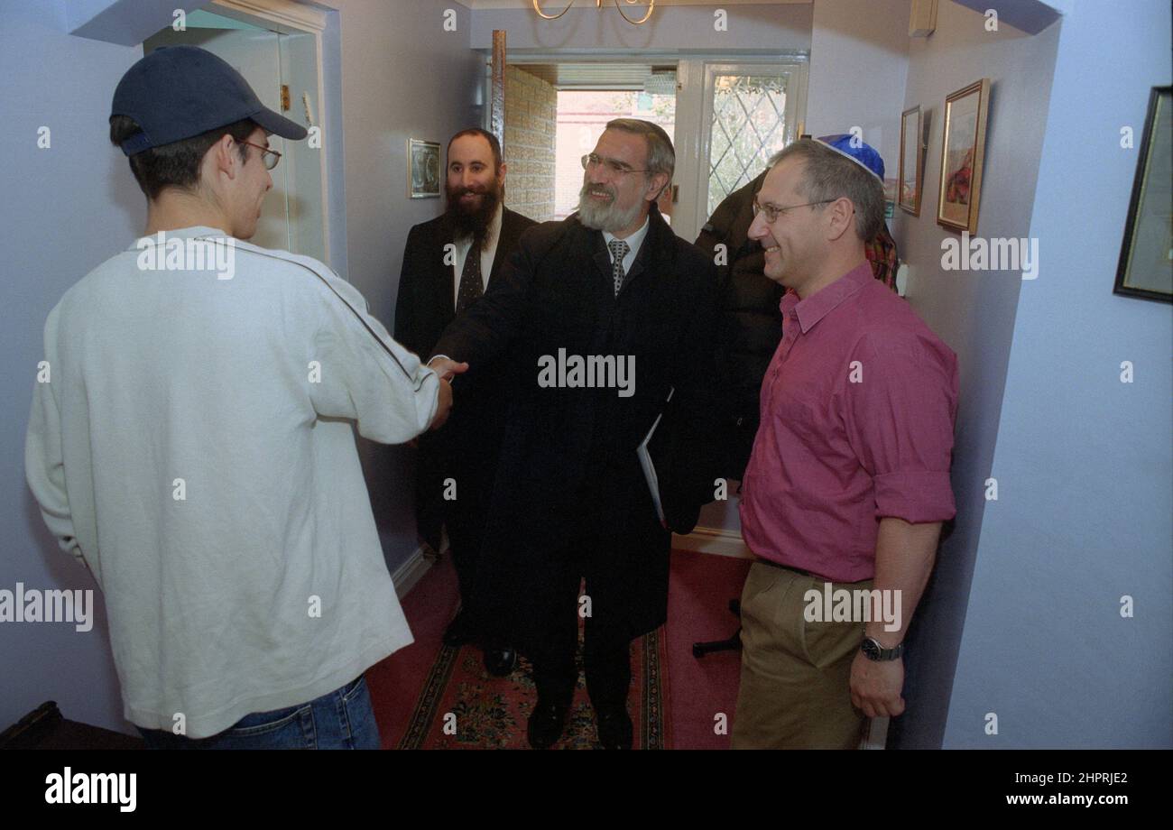 Il Rabbino Capo Jonathan Sacks è stato ospite d'onore per la celebrazione del 25th anniversario della Congregazione Ebraica di Solihull. Durante la sua visita incontrò bambini nella sala di una famiglia della congregazione. Parla in modo informale ai giovani ragazzi ebrei del loro lavoro realizzato al Cheder della sinagoga (aula), ministro della congregazione Rabbi Yehuda Pink guarda avanti. Ha parlato durante il servizio religioso il 27th ottobre 2002.il sindaco di Solihull Cllr. Kate Wild partecipò e fu presentato con un bouquet da Cheder allievo di 13 anni Zipporah Gershon Foto Stock