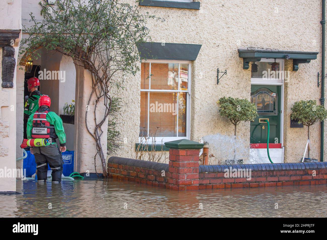 Bewdley, Regno Unito. 23rd Febbraio, 2022. I servizi di emergenza passano attraverso le acque di alluvione per controllare la sicurezza dei residenti come il fiume Severn l'aumento dei livelli delle acque di tagliare l'accesso alle proprietà a Beales Corner, Bewdley, Worcestershire. Credit Lee Hudson/Alamy Live News Foto Stock