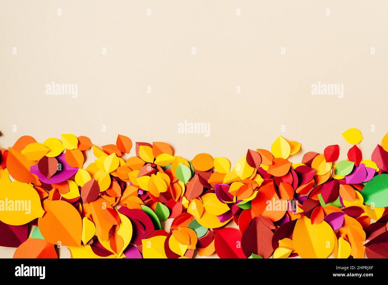 Posa piatta di molte vivaci foglie autunnali fatte di carta. Hobby e artigianato. Bella stagione autunnale. Spazio di copia Foto Stock