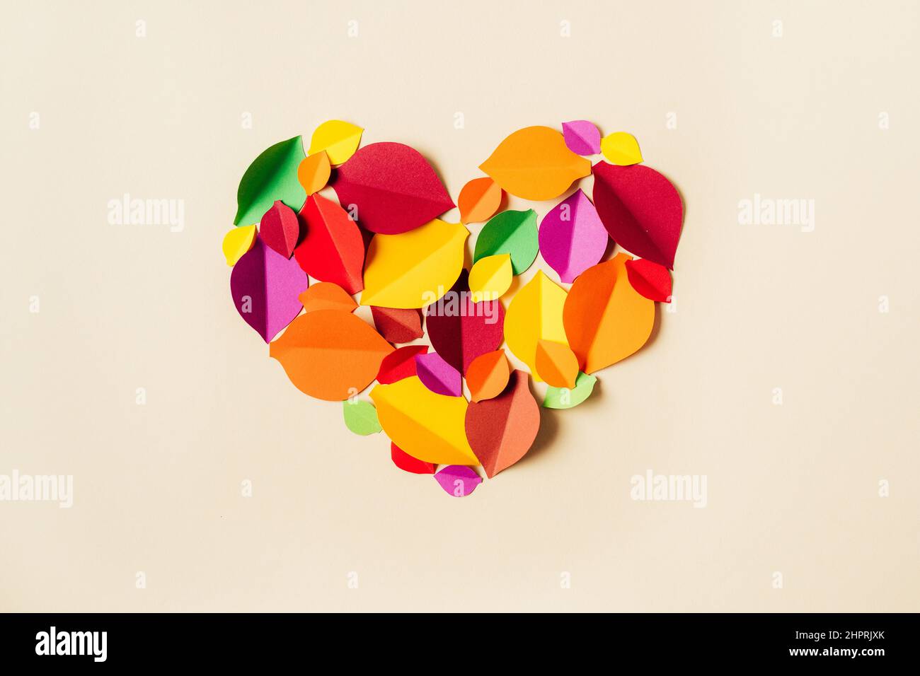 Carta colorata foglie autunnali che formano la forma del cuore. Disposizione piatta. Bella stagione autunnale. Ora della scuola. Arte della carta e hancrafting Foto Stock