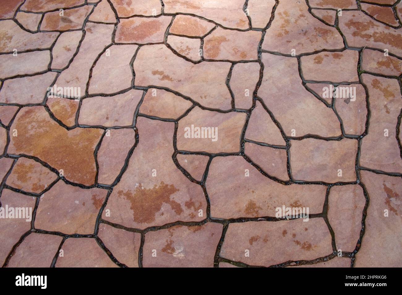 Moderne lastre di mosaico in pietra con texture caotica casuale per pareti in pietra, pavimenti in patio o terrazze. Foto Stock
