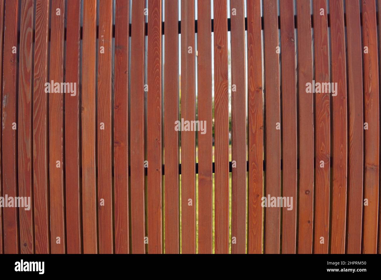 Struttura delle pareti in listelli di legno naturale marrone scuro liscio. Superficie di schermo in legno a doghe per sfondo astratto. Schermo a doghe di legno. Foto Stock