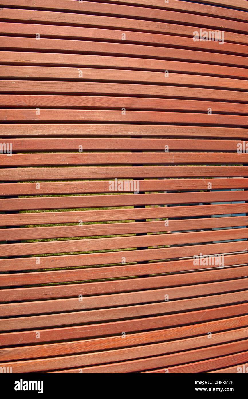 Struttura delle pareti in listelli di legno naturale marrone scuro liscio. Superficie di schermo in legno a doghe per sfondo astratto. Schermo a doghe di legno. Foto Stock