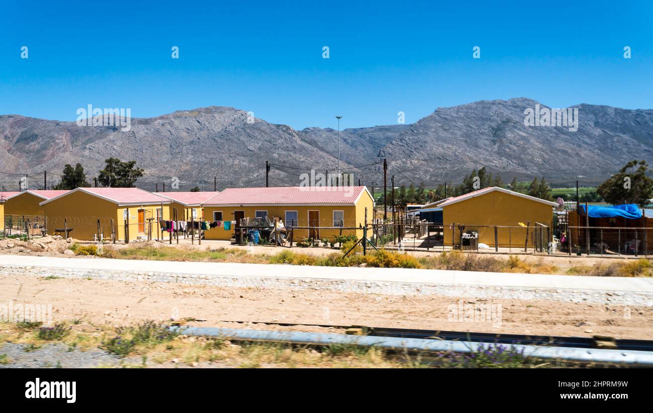 Le case RDP o le sovvenzioni statali a basso costo alloggi di bilancio per le persone precedentemente svantaggiate a De Doorns, Capo Occidentale, Sudafrica Foto Stock