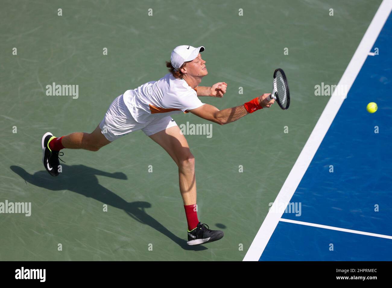 Dubai, Emirati Arabi Uniti, 23. Feb, 2022. Jannik, tennista italiano in azione al torneo Duty Free Tennis Championships di Dubai al Dubai Duty Free Tennis Stadium di mercoledì 23February 2022., © Juergen Hasenkopf / Alamy Live News Foto Stock