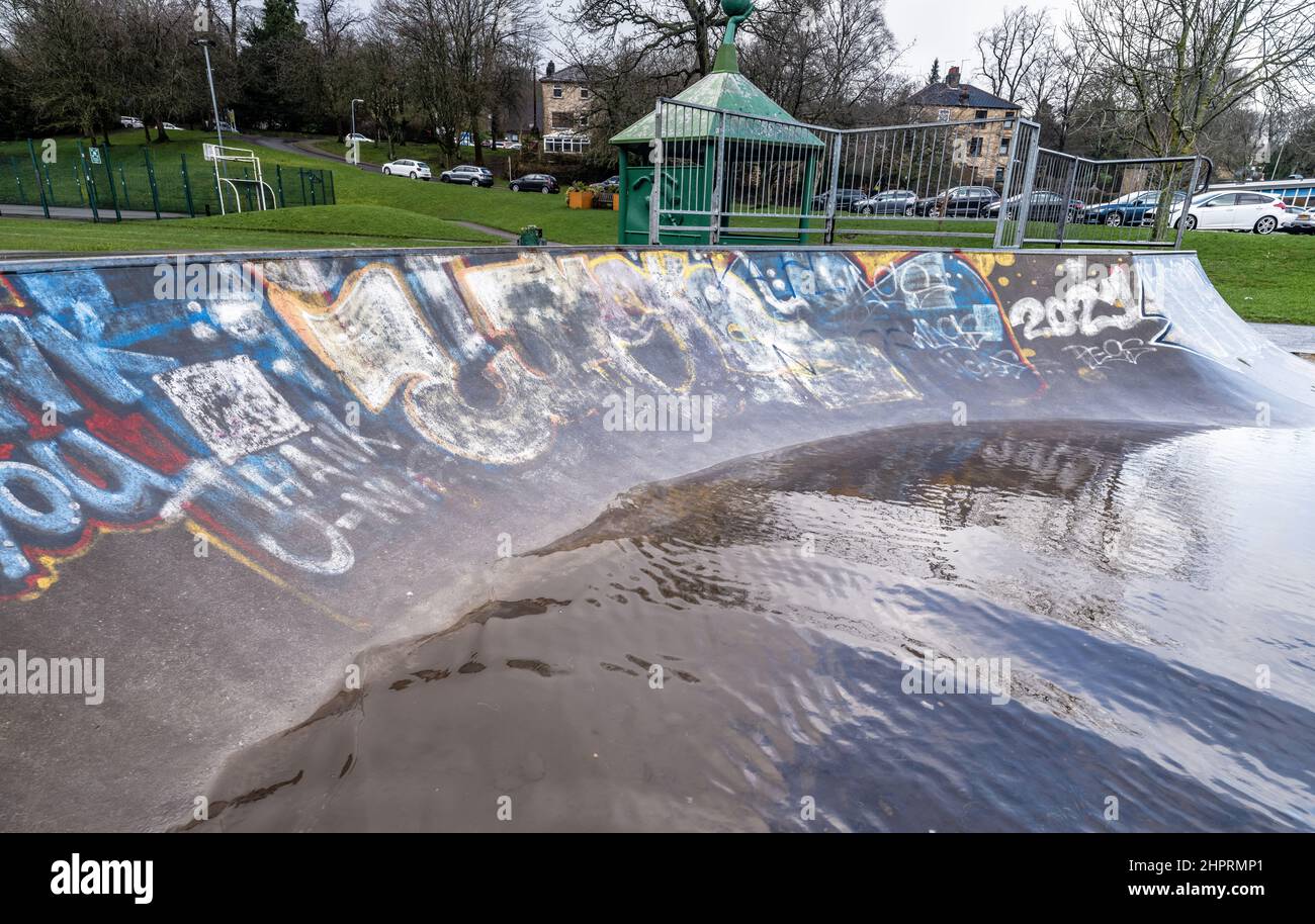 Parco acquatico con pista da pattinaggio e parco ricreativo, non sono ammessi bambini a causa delle condizioni meteorologiche. Vacanze scolastiche, Foto Stock