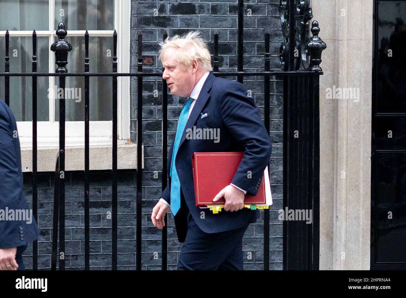 Il primo ministro britannico Boris Johnson lascia il suo ufficio al numero 10 di Downing Street per partecipare alle Domande del primo ministro al Parlamento di questa settimana. Foto Stock