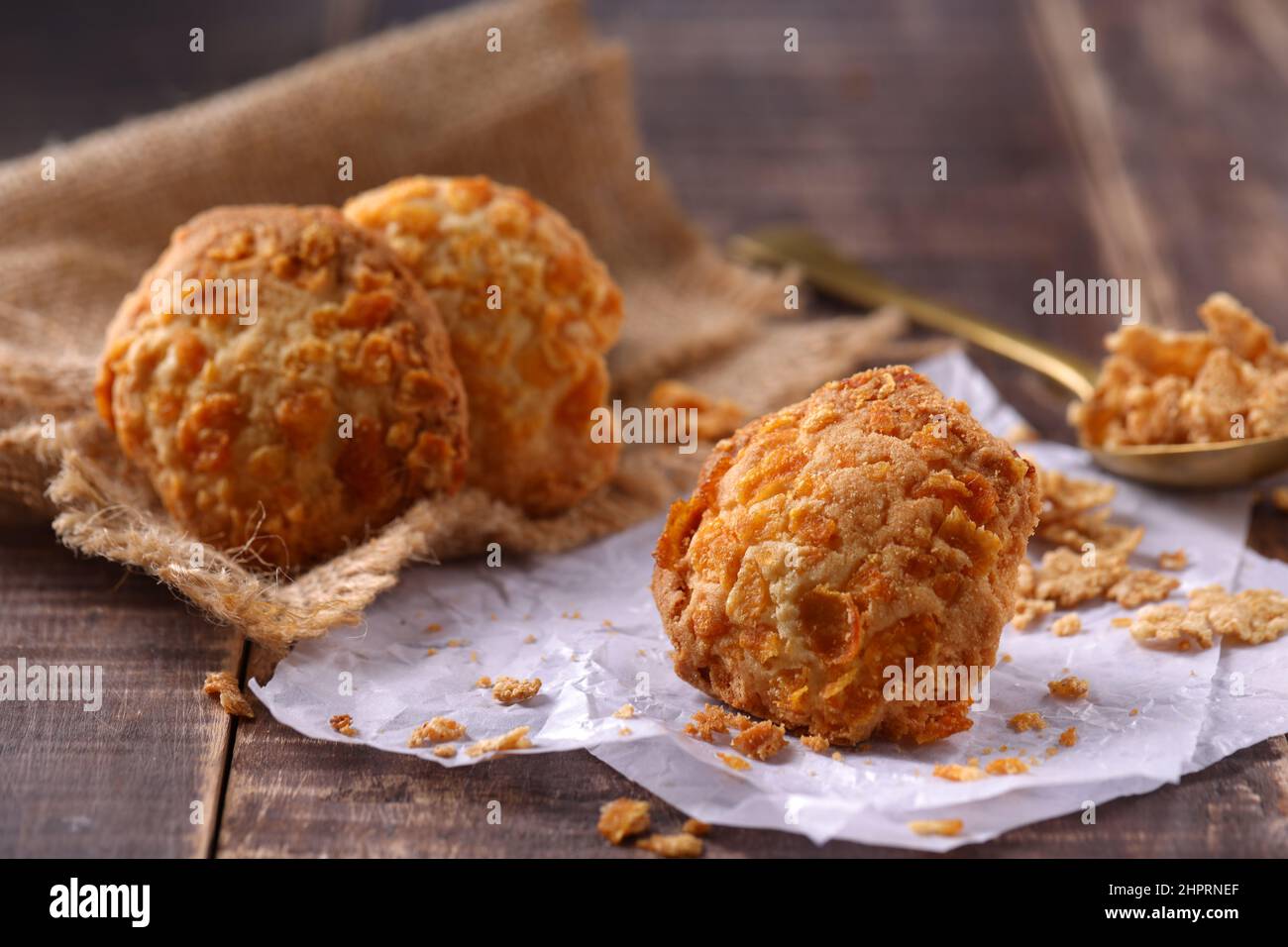 Biscotti al mais, biscotti fatti in casa disposti splendidamente Foto Stock