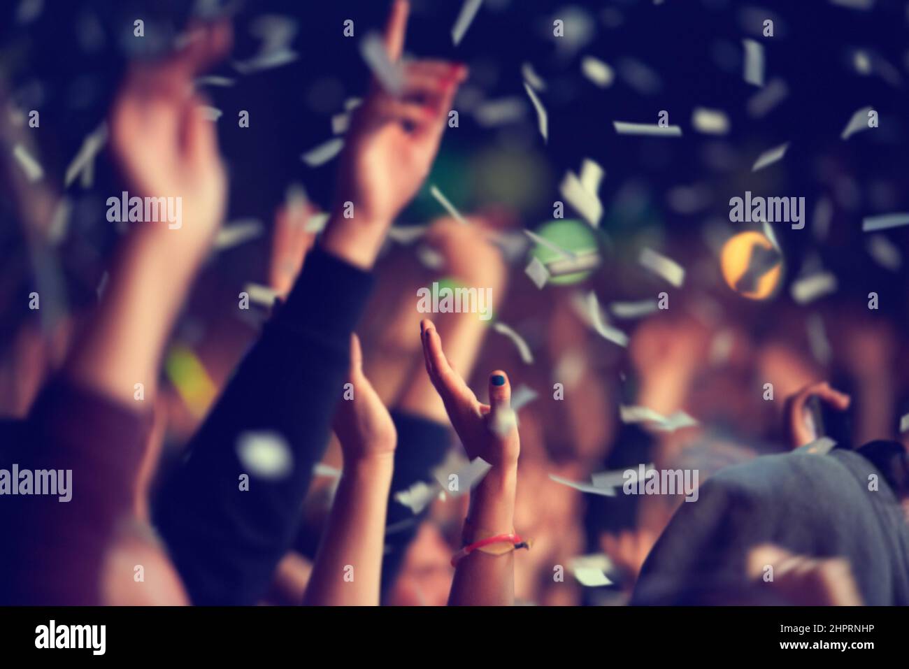 Selvaggio e libero. Un pubblico del festival musicale che getta i confetti in aria per festeggiare. Foto Stock