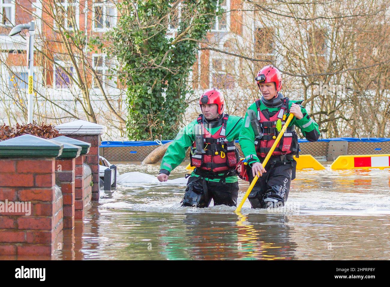 Bewdley, Regno Unito. 23rd Febbraio, 2022. I servizi di emergenza passano attraverso acque profonde inondate per controllare la sicurezza dei residenti, come il fiume Severn aumento dei livelli d'acqua tagliare l'accesso alle proprietà a Beales Corner, Bewdley, Worcestershire. Credit Lee Hudson/Alamy Live News Foto Stock