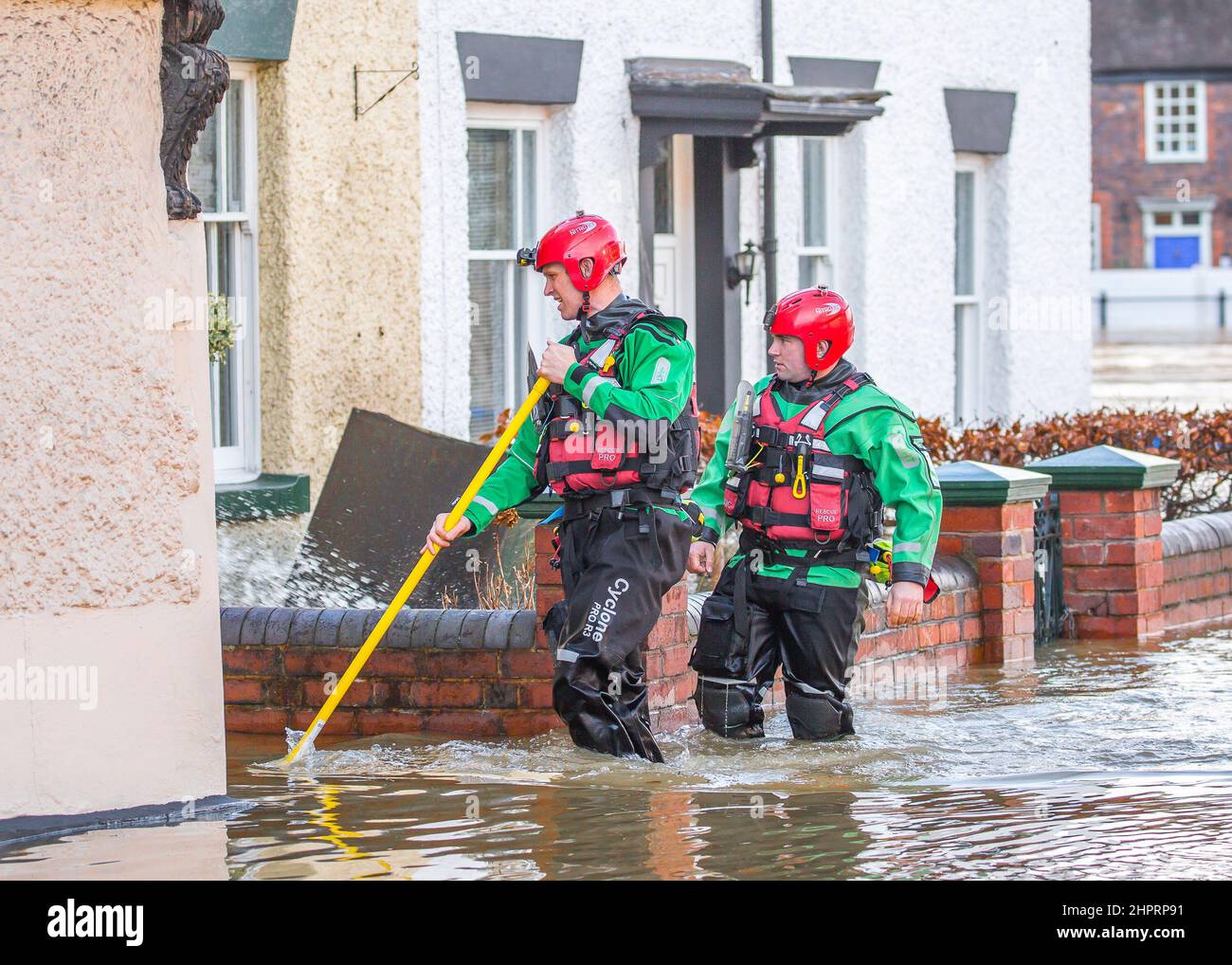 Bewdley, Regno Unito. 23rd Febbraio, 2022. I servizi di emergenza passano attraverso acque profonde inondate per controllare la sicurezza dei residenti, come il fiume Severn aumento dei livelli d'acqua tagliare l'accesso alle proprietà a Beales Corner, Bewdley, Worcestershire. Credit Lee Hudson/Alamy Live News Foto Stock