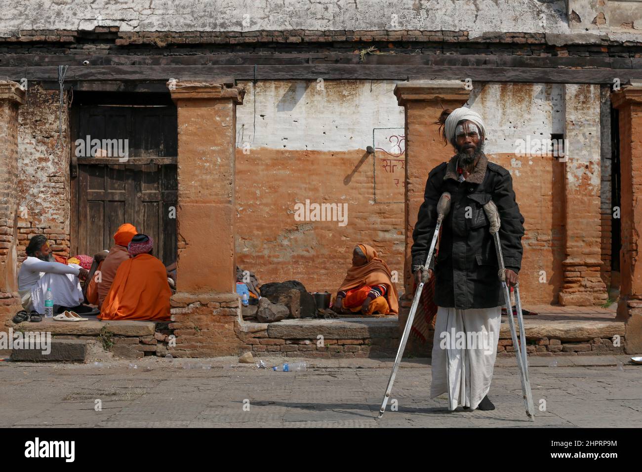 Kathmandu, Nepal. 23rd Feb 2022. Un sadhu, devoto particolarmente abile di Lord Shiva cammina intorno al sito patrimonio mondiale dell'UNESCO, tempio di Pashupatinath prima del prossimo festival Maha Shivaratri a Kathmandu, Nepal il 23 febbraio 2022. Maha shivaratri, una festa dedicata a Lord Shiva. Sadhu's provenienti dai paesi vicini sono arrivati prima del prossimo festival Maha Shivaratri. (Foto di Abhishek Maharjan/Sipa USA) Credit: Sipa USA/Alamy Live News Foto Stock