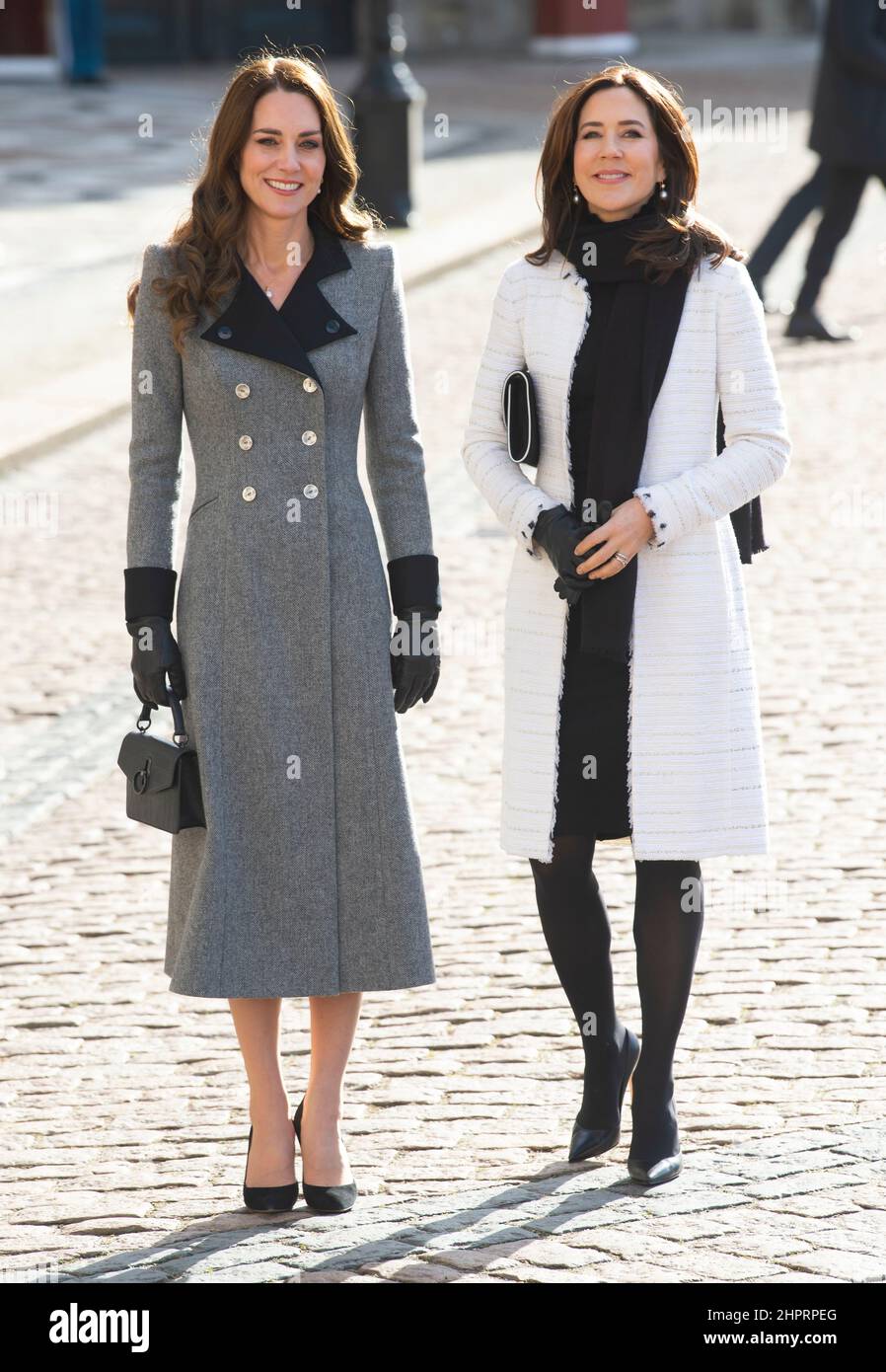 23rd febbraio 2022, Copenaghen, Danimarca. La duchessa di Cambridge e la principessa della Corona Maria di Danimarca attraversano il cortile di Amalienborg per un pranzo privato. Credit: Doug Peters/EMPICS/Alamy Live News Foto Stock