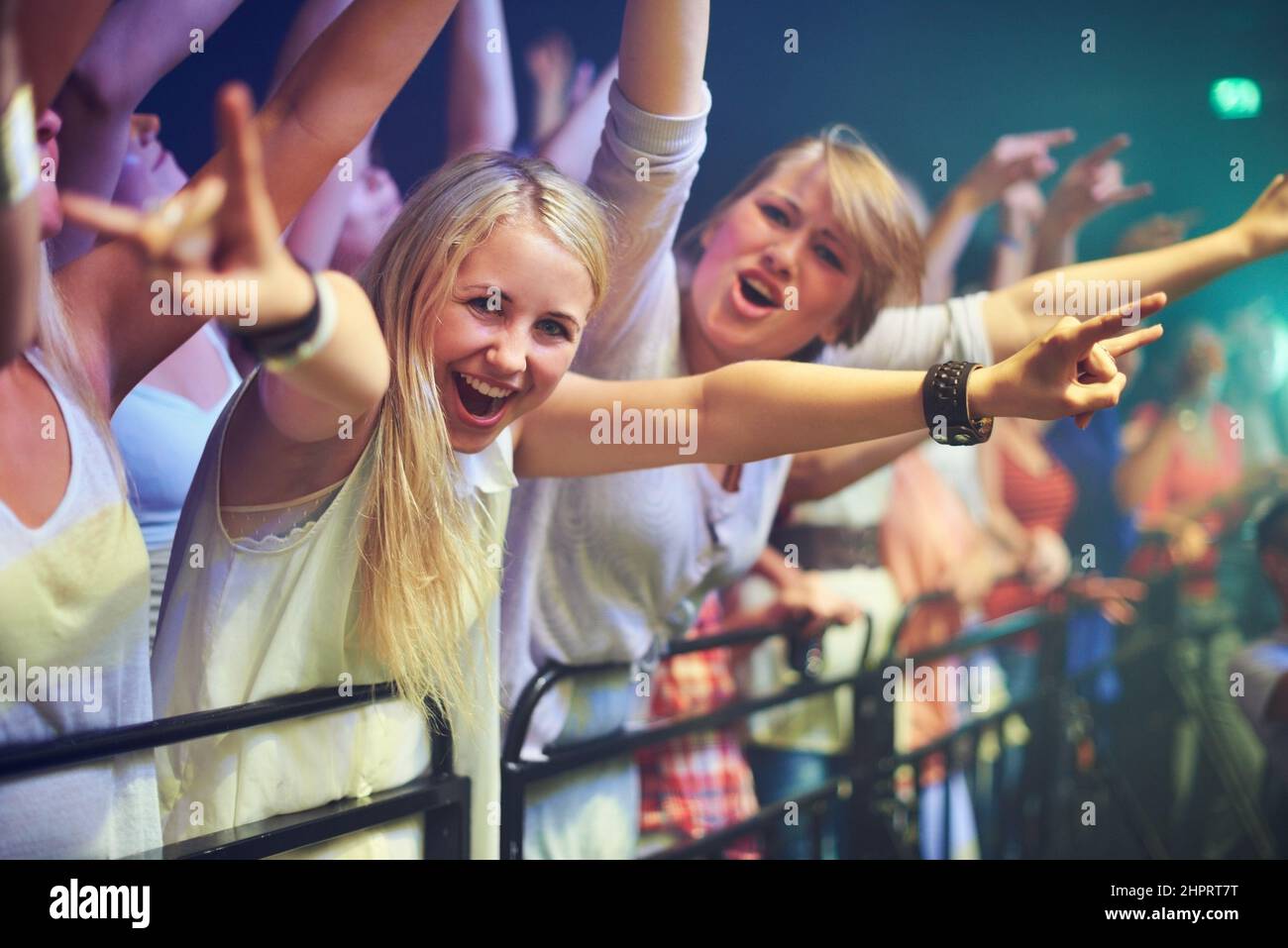 Tempo della nostra vita. Scatto di una giovane donna che si è esibita in uno spettacolo impressionante in un festival musicale. Foto Stock