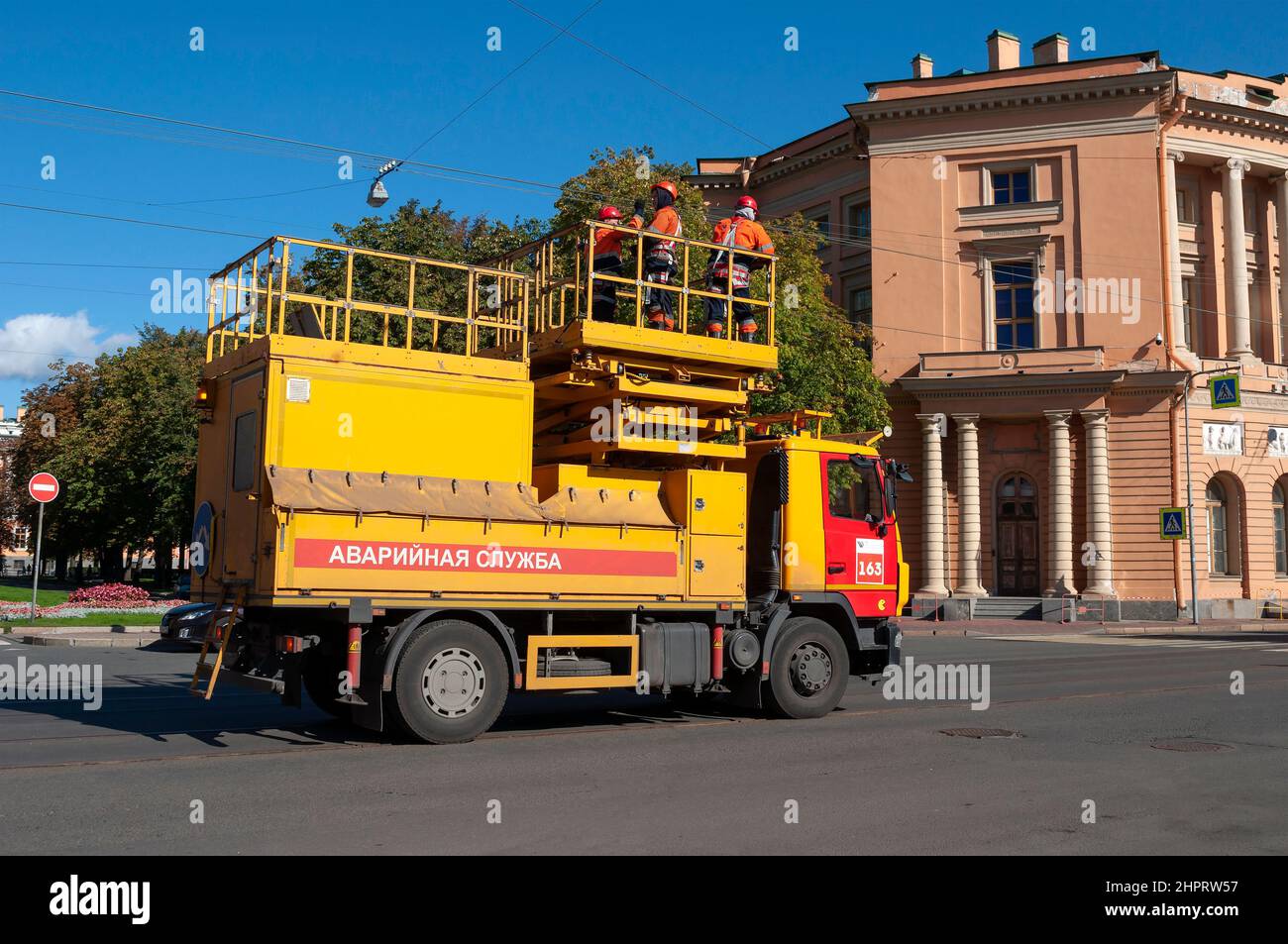 SAN PIETROBURGO, RUSSIA - 05 SETTEMBRE 2021: Lavoratori su un'auto del servizio di emergenza del trasporto urbano elettrico. San Pietroburgo Foto Stock