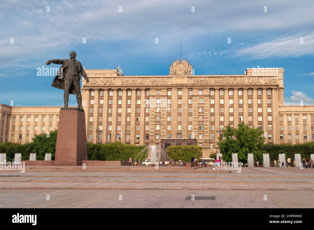 ST. PIETROBURGO, RUSSIA - 10 AGOSTO 2021: Monumento a V. I. Lenin sullo sfondo della Casa dei Soviet, Piazza Mosca. San Pietroburgo Foto Stock