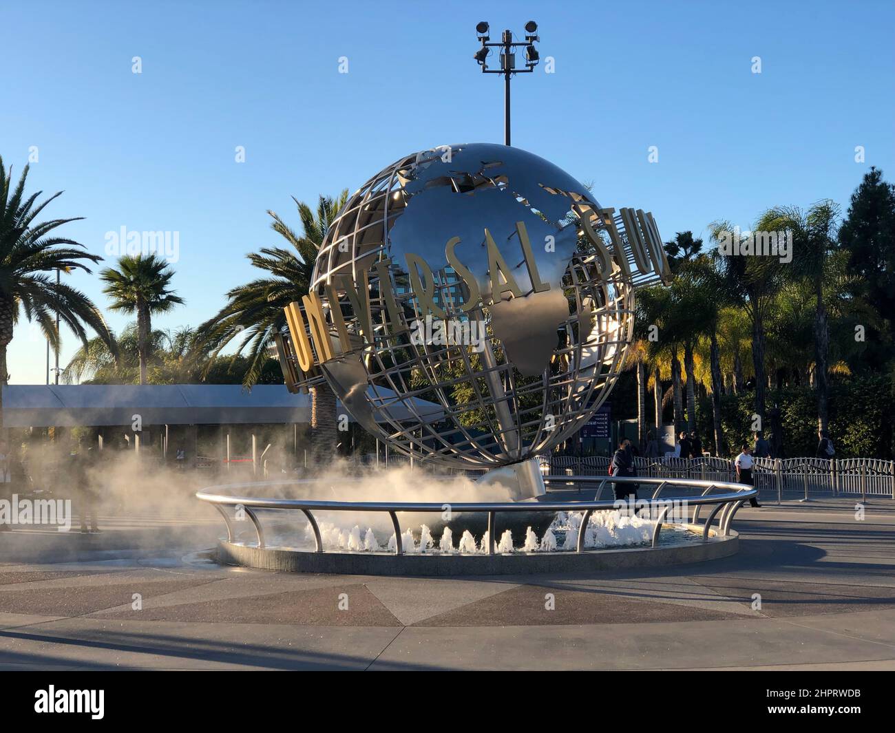 Los Angelos, California, Stati Uniti d'America - 07 Settembre 2018: Mondo famoso parco Universal Studios di Hollywood. Sfera con l'iscrizione all'ingresso del Foto Stock