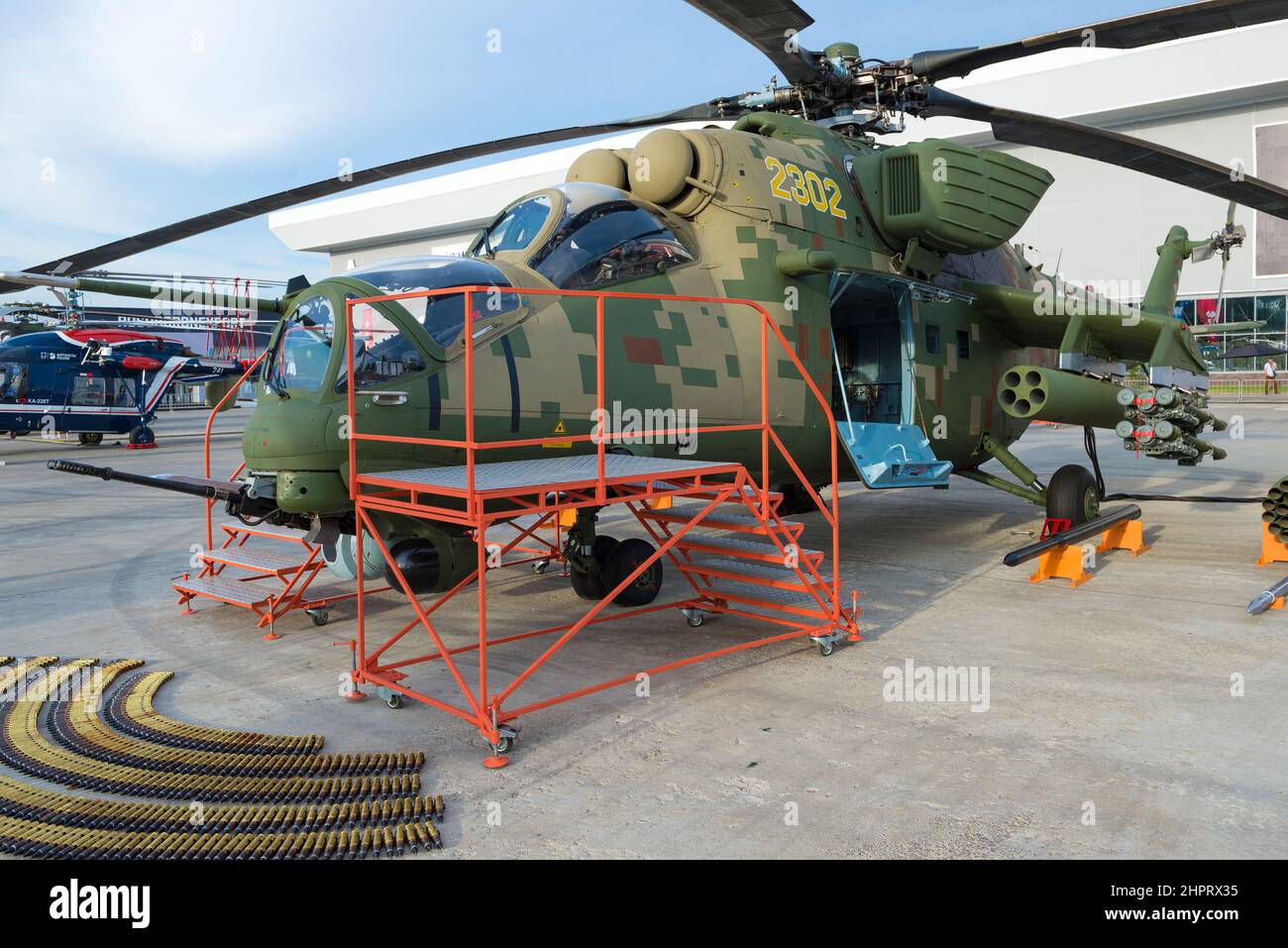 REGIONE DI MOSCA, RUSSIA - 25 AGOSTO 2022: Primo piano di mi-35m per il trasporto e il combattimento in elicottero. Mostra del forum tecnico-militare 'Army-2020' Foto Stock