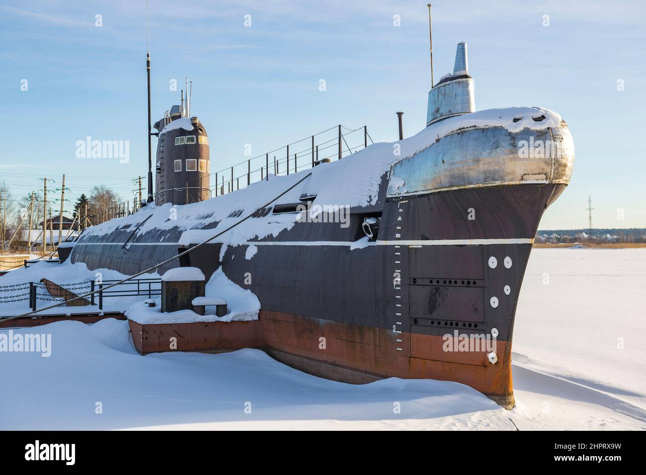 VYTEGRA, RUSSIA - 23 FEBBRAIO 2021: Primo piano del sottomarino sovietico B-440 in un giorno di febbraio soleggiato. Museo nella città di Vytegra Foto Stock
