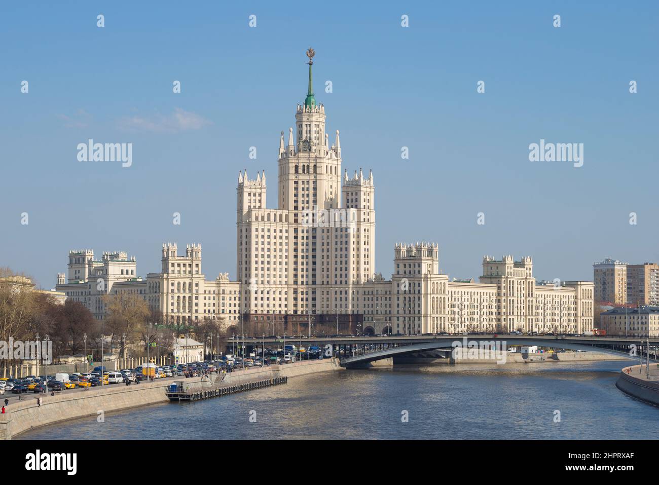 MOSCA, RUSSIA - 14 APRILE 2021: Vista dell'alto edificio stalinista sul lungofiume di Kotelnicheskaya in un giorno di sole aprile Foto Stock
