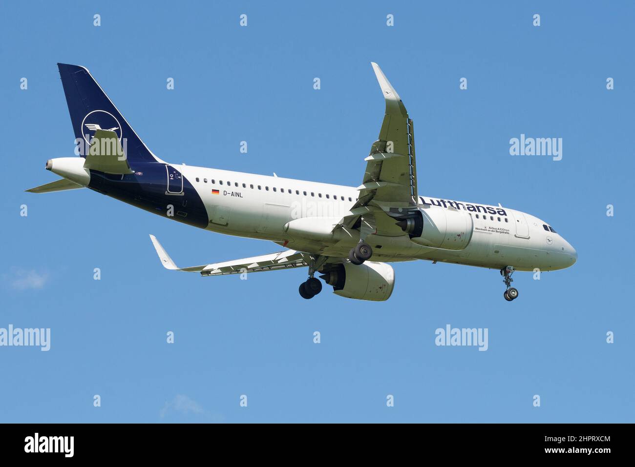 SAN PIETROBURGO, RUSSIA - 29 MAGGIO 2021: Airbus A320neo (D-AILN) delle compagnie aeree Lufthansa sul sentiero di scivolamento nel cielo blu senza nuvole Foto Stock