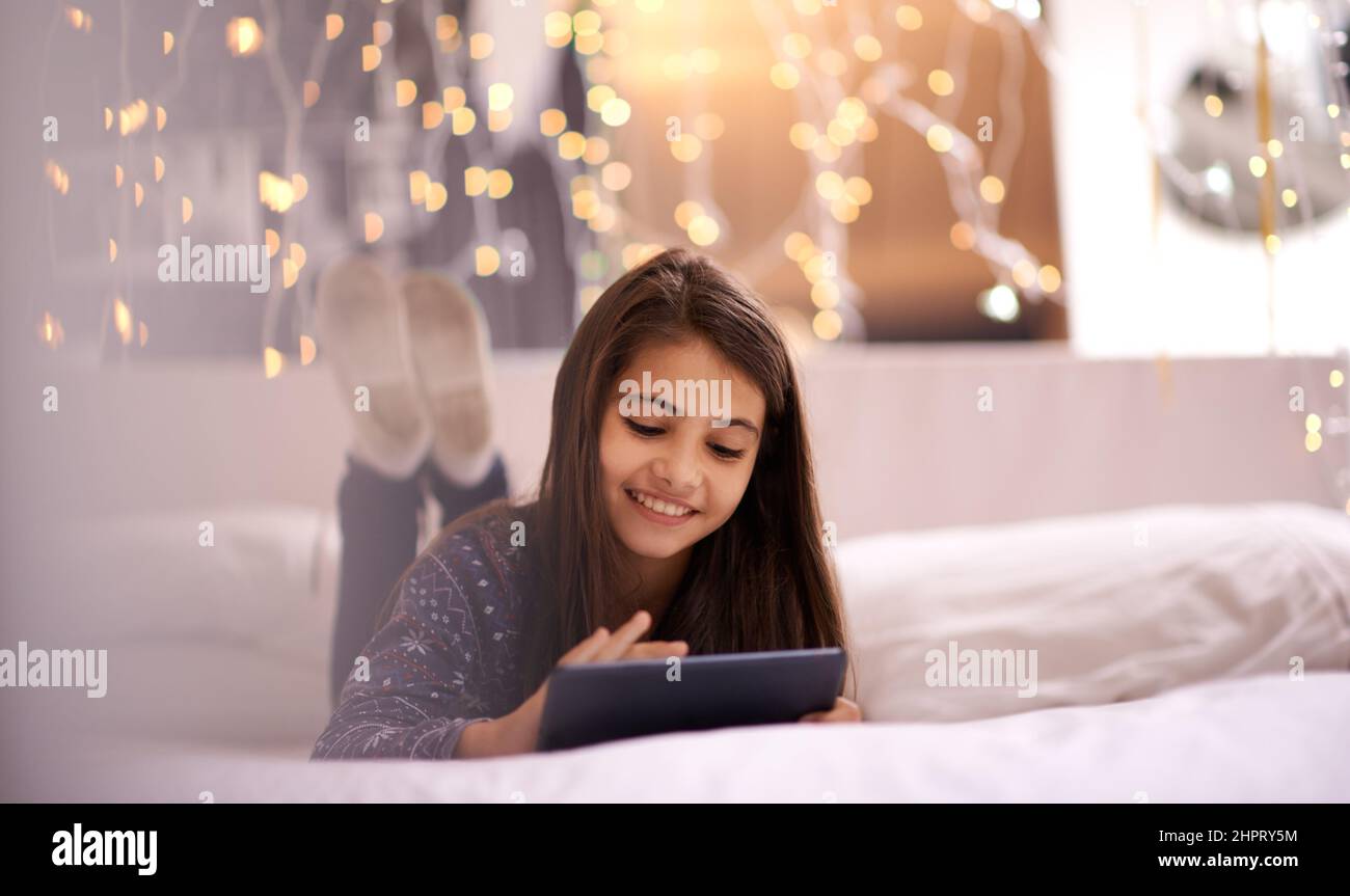 Sviluppare la mente in modo digitale. Scatto di una ragazza carina usando un tablet digitale. Foto Stock