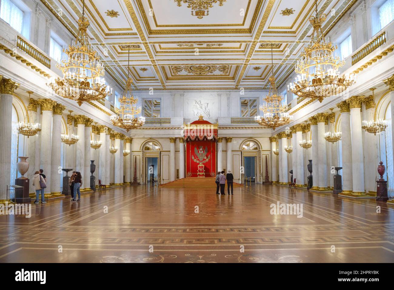 SAN PIETROBURGO, RUSSIA - 17 FEBBRAIO 2022: Interno della Sala del Grande Trono (Sala Georgievsky) nel Palazzo d'Inverno. Museo dell'hermitage Foto Stock