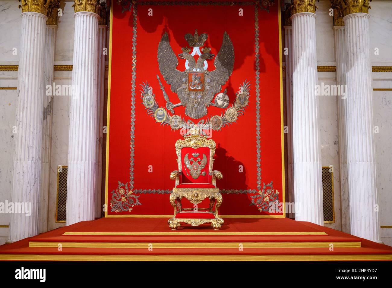 SAN PIETROBURGO, RUSSIA - 17 FEBBRAIO 2022: Trono imperiale nella Sala del Grande Trono del Palazzo d'Inverno. Museo Hermitage Foto Stock