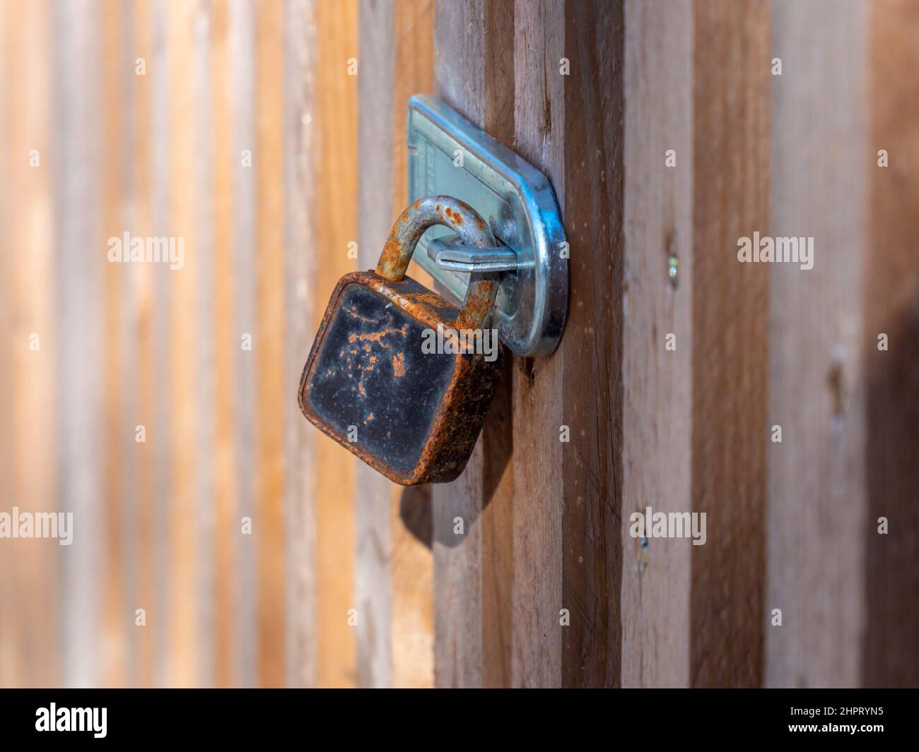 Lucchetto sulla porta di legno Foto Stock
