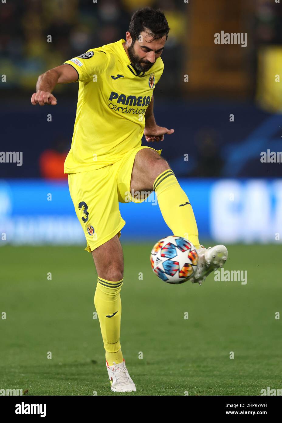 Villarreal, Spagna, 22nd febbraio 2022. Raul Albiol di Villarreal CF durante la partita UEFA Champions League all'Estadio de la Ceramica, Villarreal. Il credito d'immagine dovrebbe essere: Jonathan Moscrop / Sportimage Foto Stock