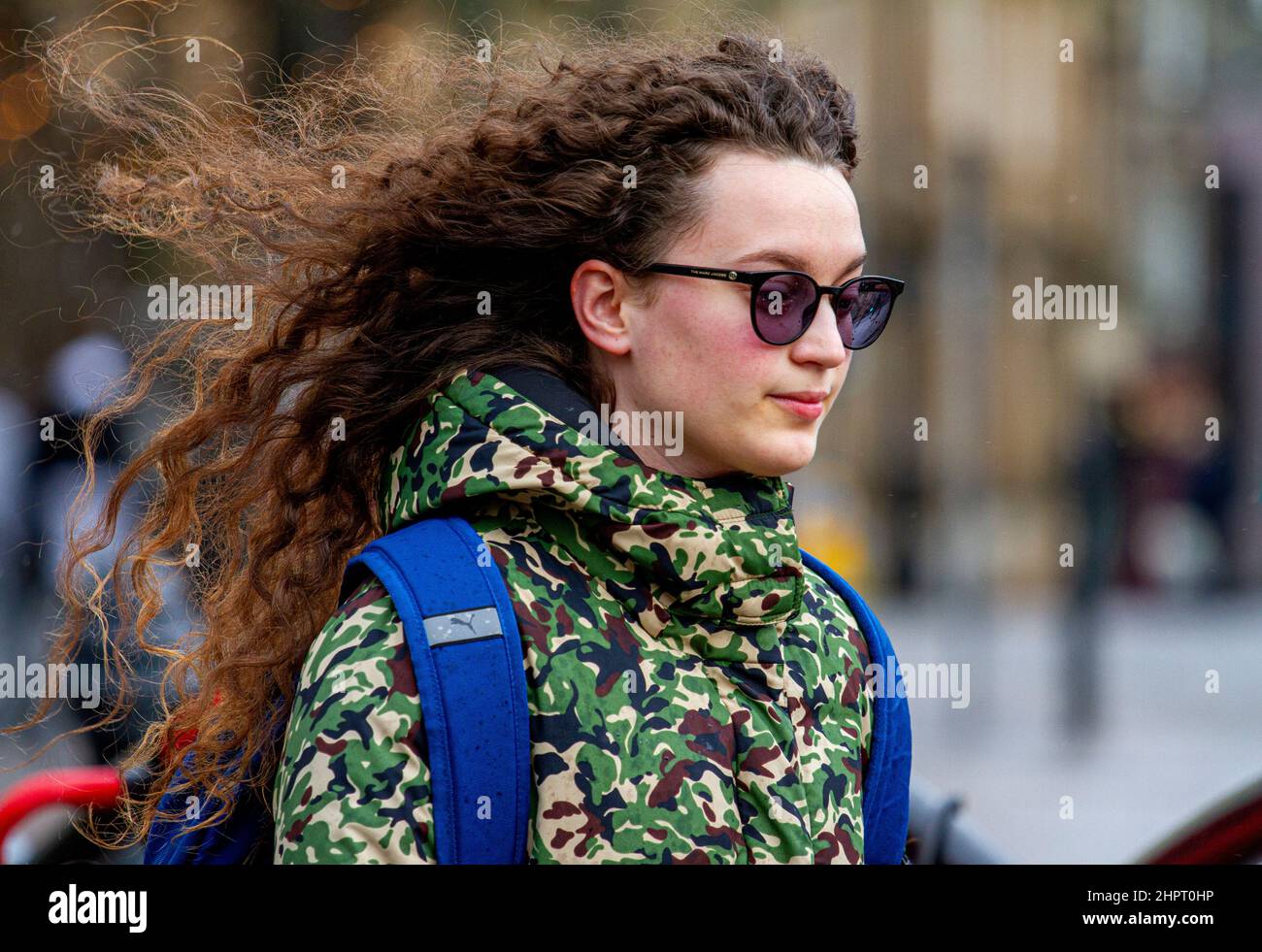 Dundee, Tayside, Scozia, Regno Unito. 23rd Feb 2022. Tempo britannico: Le temperature in alcune parti della Scozia nord-orientale hanno raggiunto i 6°C a causa del freddo e ventoso clima invernale. Il rilassamento dei limiti Omicron segna un punto di svolta nella lotta contro le regole di Covid, in quanto le coperture del volto non sono più necessarie all'esterno, ma le maschere sono richieste all'interno. In un giorno freddo e ventoso di febbraio, i residenti di Dundee sono fuori e circa, trascorrendo la giornata socializzando e facendo shopping nel centro della città. Credit: Dundee Photographics/Alamy Live News Foto Stock