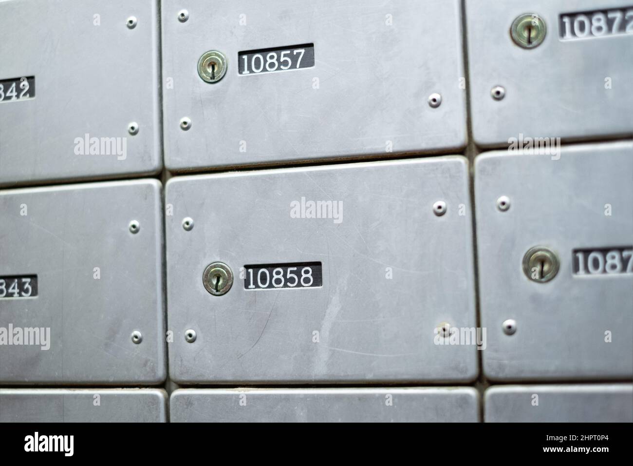 Spogliatoio righe caselle di posta nell'Ufficio postale di Israele. Cassetta postale privata in metallo. Messa a fuoco selettiva Foto Stock