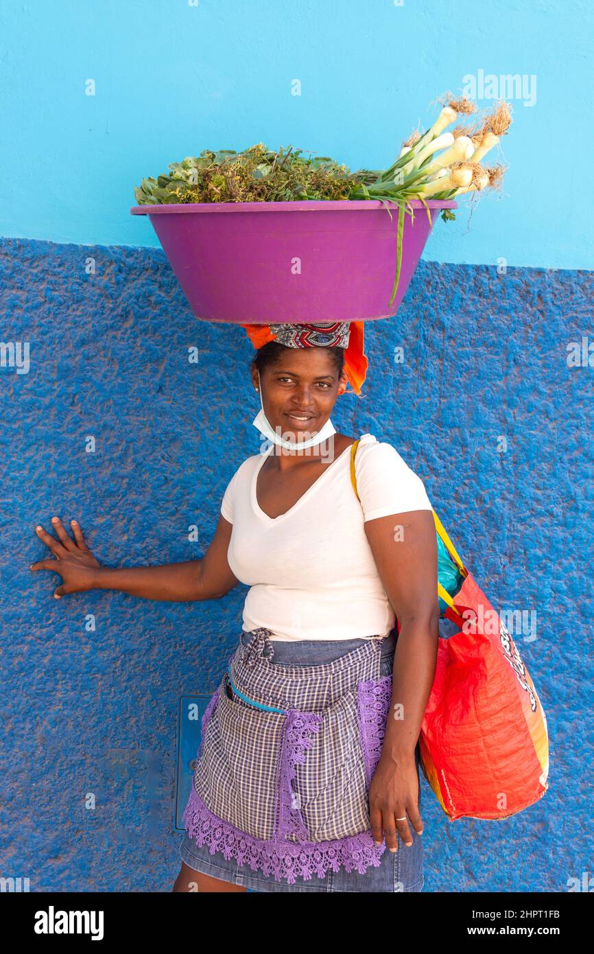 Donna che porta ciotola di verdure sulla testa, Espargos, SAL (IIha do SAL), República de Cabo (Capo Verde) Foto Stock