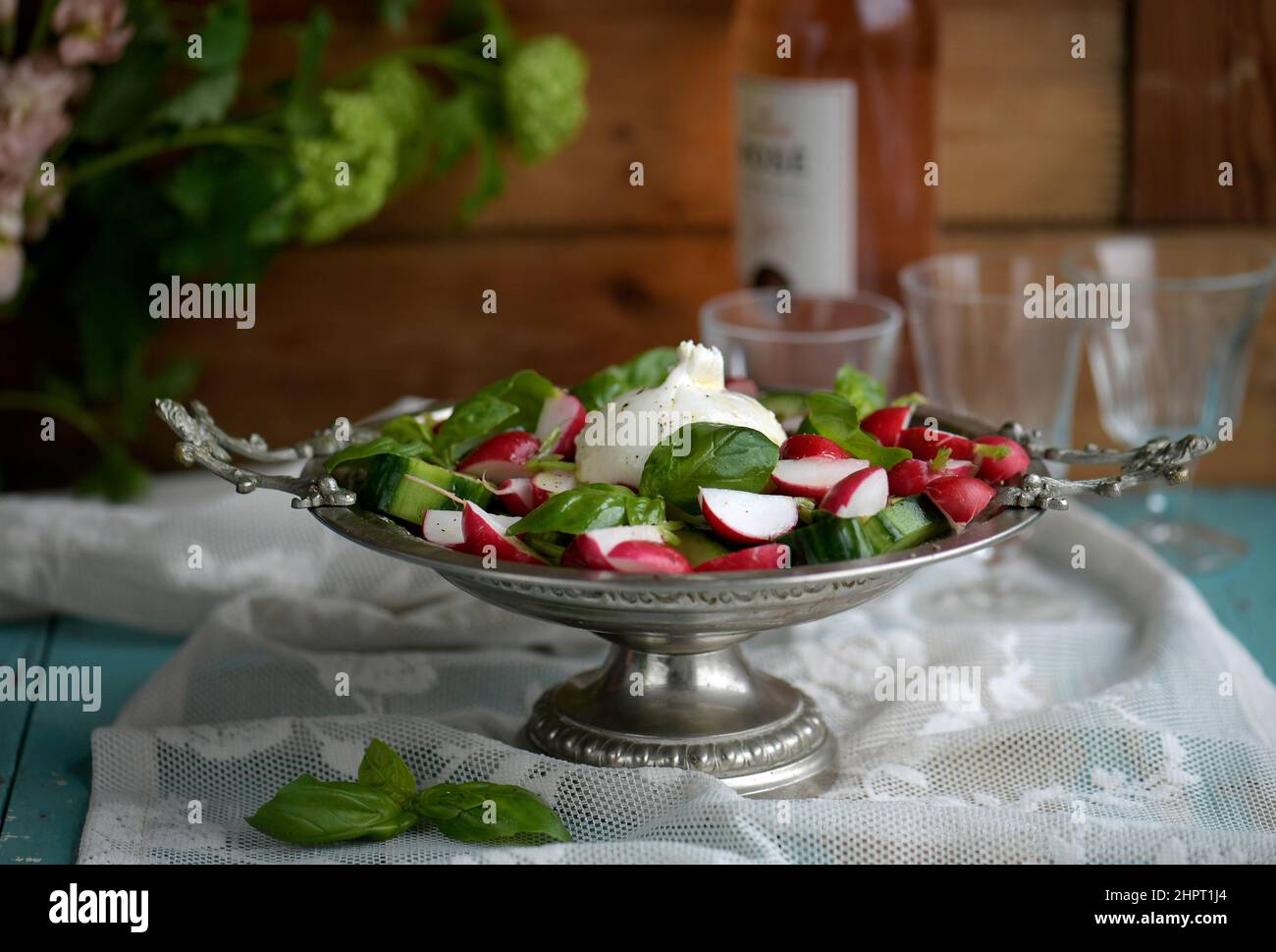 Burrata e insalata di rafano con basilico, lime e cetriolo Foto Janerik Henriksson / TT code 10010 Foto Stock