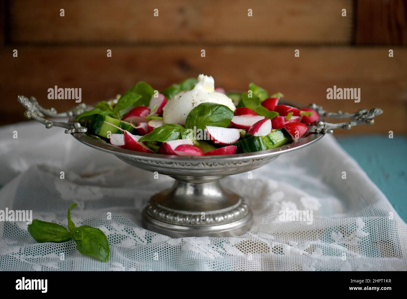 Burrata e insalata di rafano con basilico, lime e cetriolo Foto Janerik Henriksson / TT code 10010 Foto Stock