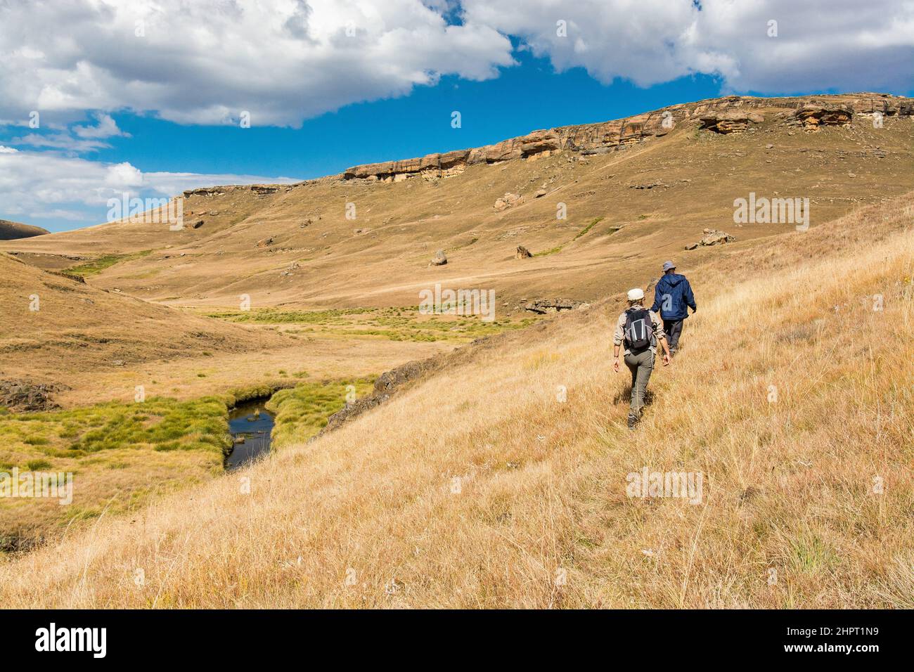 Viaggio in Lesotho. Due escursionisti non identificati camminano attraverso il bush nel Parco Nazionale di Sehlabathebe Foto Stock