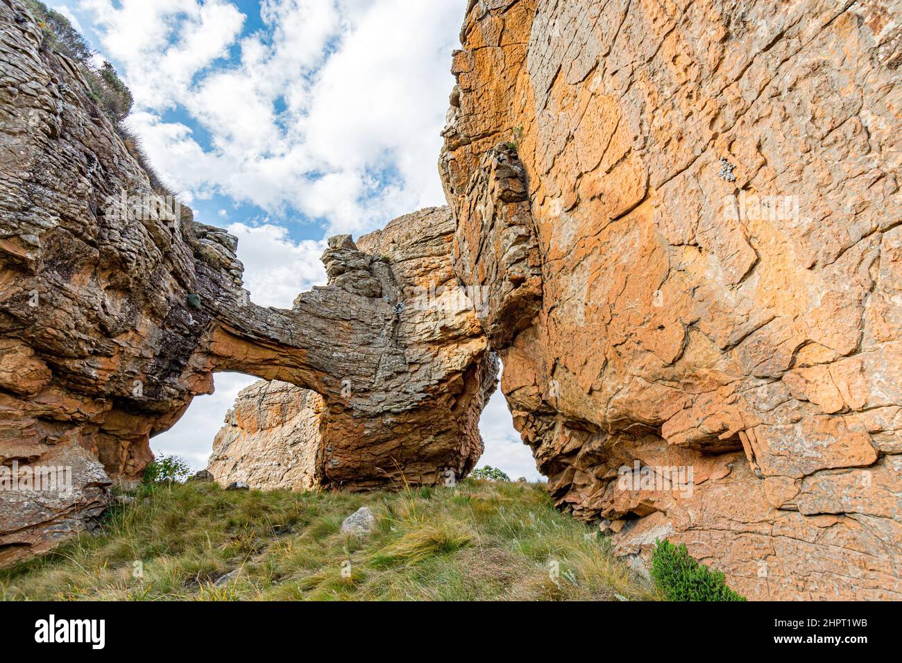 Viaggio in Lesotho. Archi naturali creati dall'erosione nel Parco Nazionale di Sehlabathebe Foto Stock